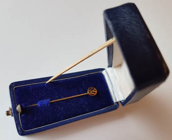 Oldtimer Nostalgie: nostalgische Anstecknadel in gold fr VW Bulli und VW Kfer in original Schmuckkstchen - Schmuckschatulle