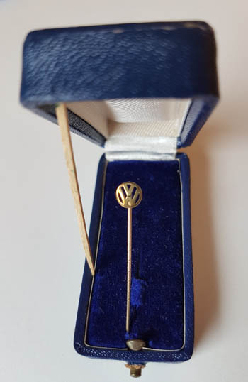 Oldtimer Nostalgie: nostalgische Anstecknadel in gold fr VW Bulli und VW Kfer in original Schmuckkstchen - Schmuckschatulle
